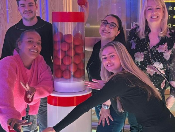 Primemates thriving together